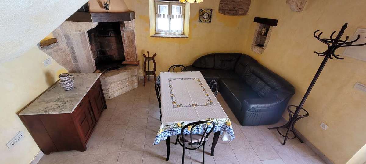 Tenuta con due case in pietra e piscina